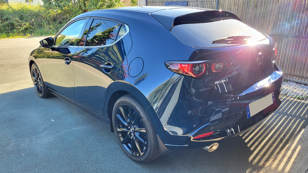 Mazda 3 neuve Deep Crystal Blue protégée par un film PPF Skyfol au centre esthétique Renopolishauto à Nantes