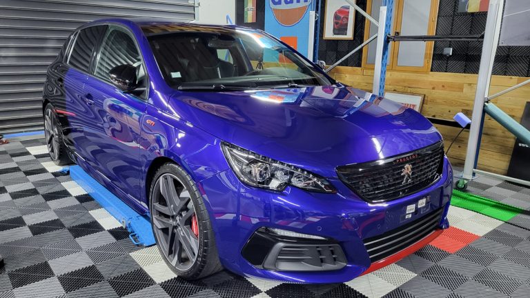 Peugeot 308 GTI coupe franche bleue et noir de 2017 pour une pose de Film-PPF Skyfol a Nantes chez renopolishauto