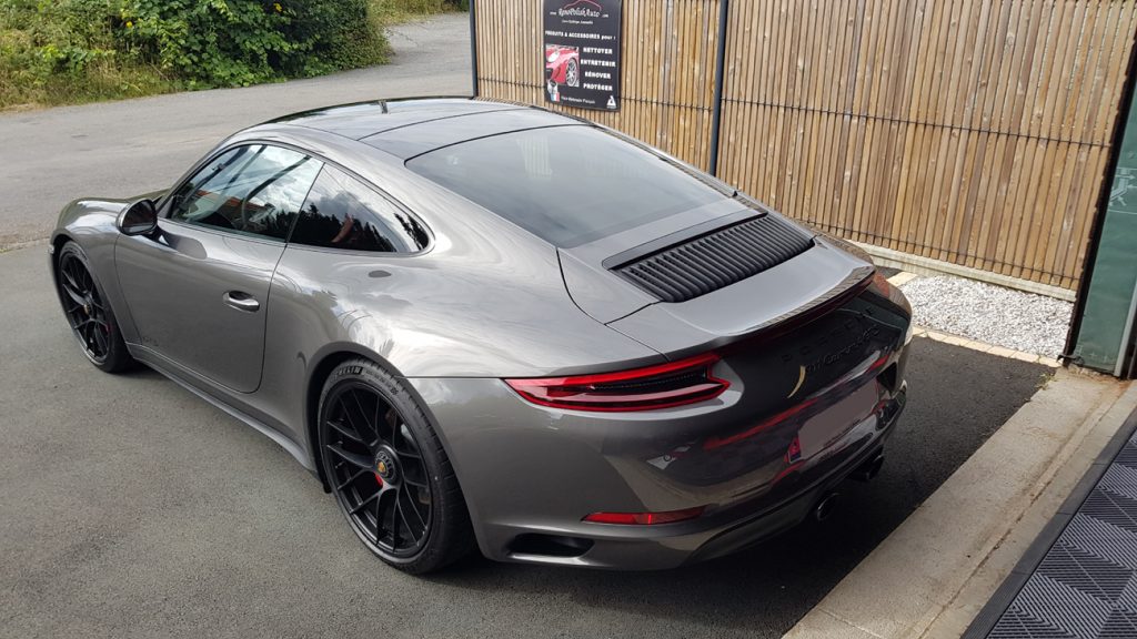 Lustrage sur cette Porsche 991 carrera 4 GTS. Nettoyage de la sellerie cuir dans notre centre esthétique à Nantes renopolishauto