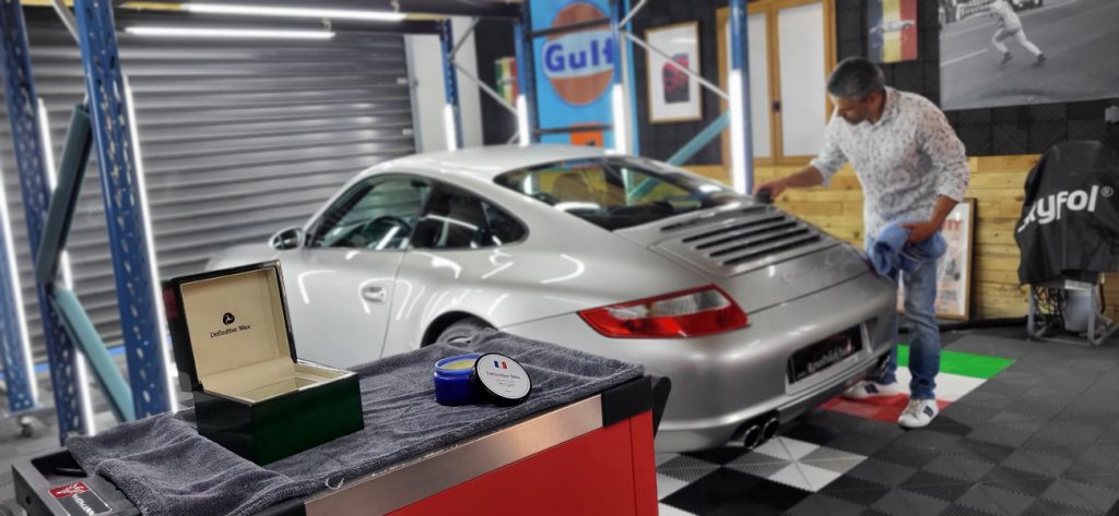 Lustrage d'une Porsche 997 Carrera S avec un traitement ozone pour supprimer les odeurs dans le centre esthétique à nantes renopolishauto