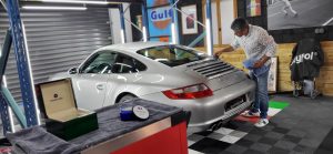 Porsche 997 Carrera S pose d'une cire après un lustrage et un traitement ozone sur nantes à renopolishauto centre detailing