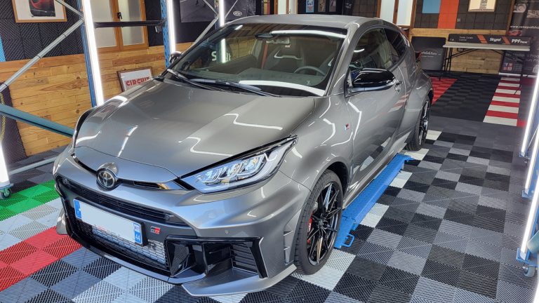Toyota Yaris GR neuve protégée contre les micro rayures et impacts par le film de protection PPF Skyfol dans le centre detailing Renopolishauto à Nantes