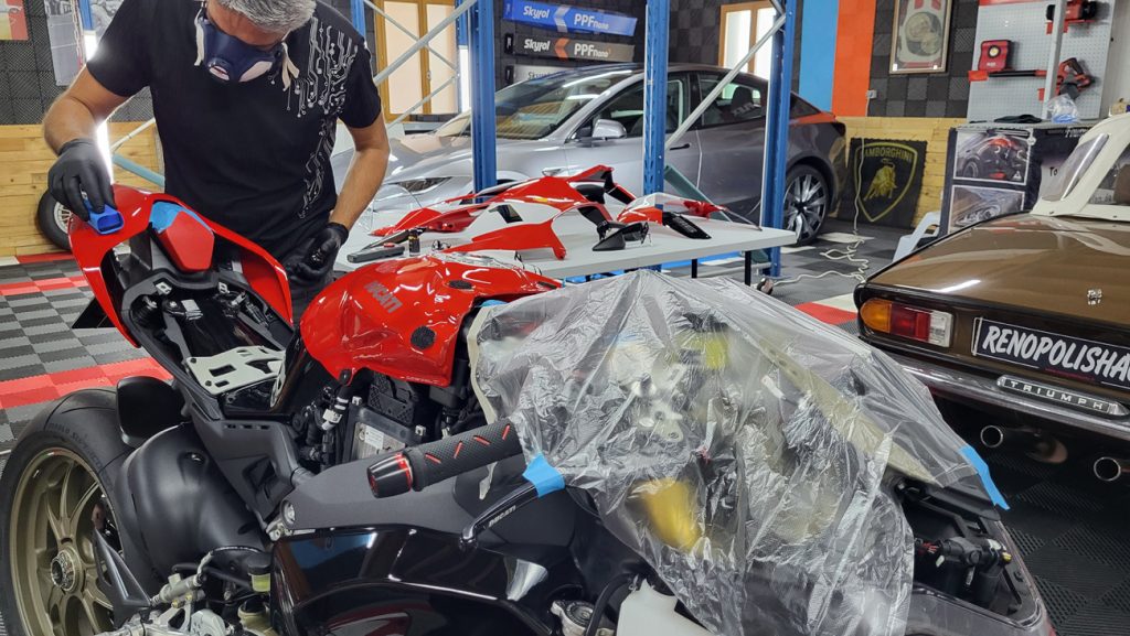 Traitement céramique Nantes sur une Ducati Panigale V4 25 anniversario 916
